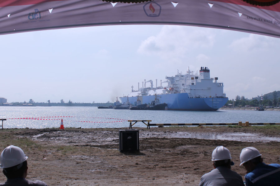 Jajaran PT Perta Arun Gas menyambut kapal perdana LNG dari Tangguh, Papua, di Pelabuhan Blang Lancang, Lhokseumawe, Kamis, 19 Februari 2015. Foto Irman